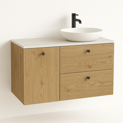 Waschtischunterschrank 100 cm aus der Serie Beti in Eiche Cremona mit Front in Marmoroptik Bianco. Modernes Design mit natürlicher Holzoptik und eleganter Marmorfront. Integrierter Wäschekorb hinter einer Tür sorgt für praktische und stilvolle Aufbewahrung im Badezimmer.