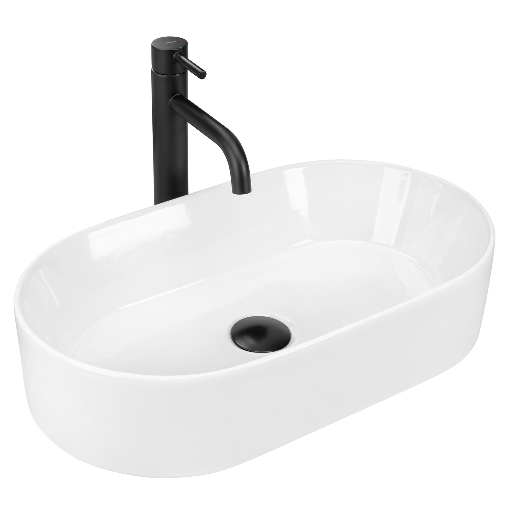 Ovales Aufsatzwaschbecken Rea Layla 50 in strahlendem Weiß mit schlanken Kanten, modern auf einer Badezimmerplatte in einem kleinen Bad platziert.