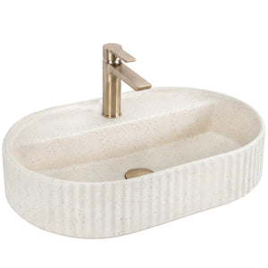 Aufsatzwaschbecken Marcela 60 Vanilla in warmem Beigeton mit Natursteinoptik, modern auf einer Badezimmerplatte platziert.