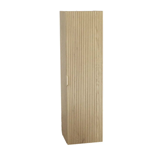 Bad Hochschrank 120 cm Willy in Eiche Cremona mit einer geriffelten Tür, Innenregalen und eleganten Metallgriffen.