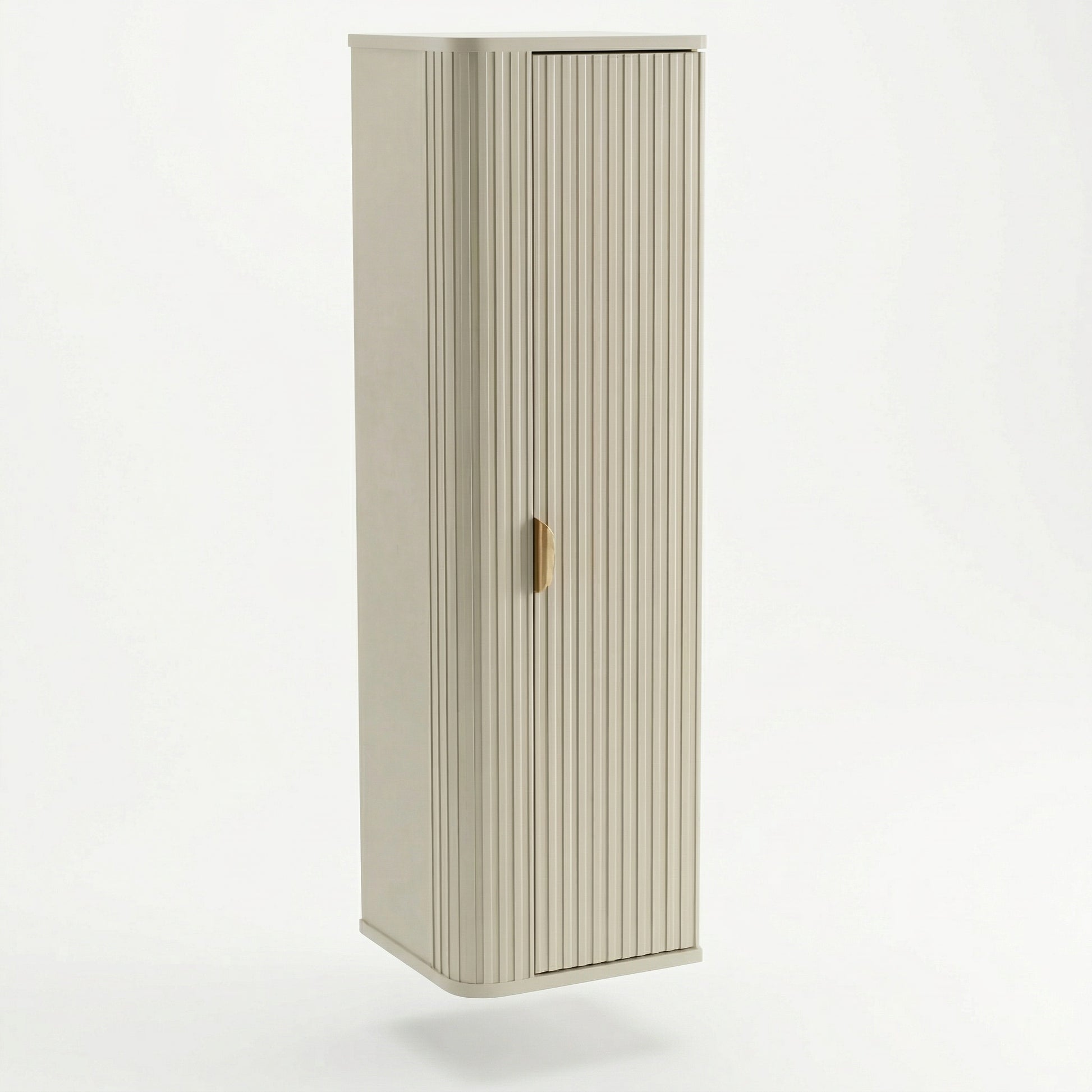 Bad Hochschrank Selvea 130 cm in Kaschmir mit geriffelten MDF-Fronten, vier Einlegeböden, gebürsteten goldfarbenen Metallgriffen, schlankes und elegantes Badezimmermöbel für viel Stauraum.