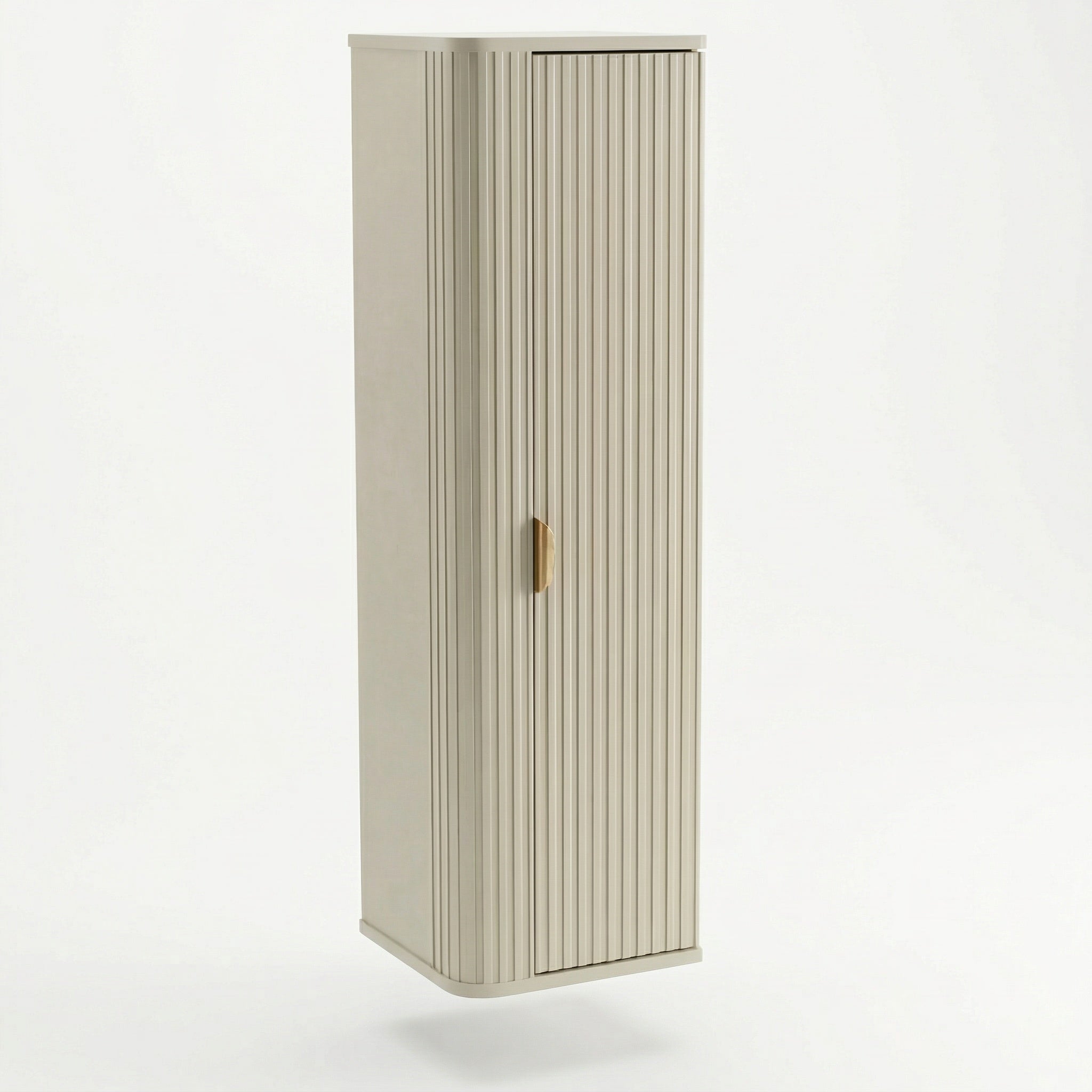 Bad Hochschrank Selvea 130 cm in Kaschmir mit geriffelten MDF-Fronten, vier Einlegeböden, gebürsteten goldfarbenen Metallgriffen, schlankes und elegantes Badezimmermöbel für viel Stauraum.
