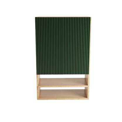 Badezimmer Hängeschrank Willy 60 cm für Geberit mit geriffelter Front in Salbei, Korpus in Walnussoptik, Regalböden und offenen Fächern.