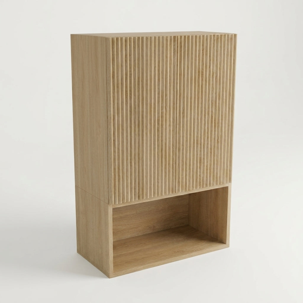 Hängeschrank Willy 60 cm über Geberit in Eiche Cremona mit geriffelten Fronten, modernes Design und praktischer Stauraum im Badezimmer.