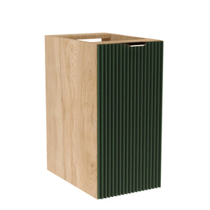 Badezimmerschrank Willy 30 cm breit mit geriffelter Front in Salbei, Korpus in Walnussoptik, 1 Tür, Einlegeboden und wählbarem Metallgriff – kompaktes, stilvolles Möbel für natürliche Eleganz im Badezimmer.
