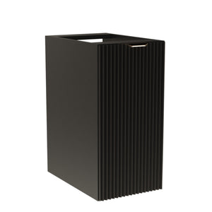 Badezimmerschrank Willy 30 cm breit in Schwarz mit vertikal geriffelter Front, 1 Tür und fester Einlegeplatte – schmal, stilvoll und funktionales Möbel für kleine Badezimmer.