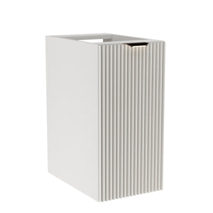 Badezimmerschrank Willy 30 cm breit in Alpinweiß mit vertikal geriffelter Front, 1 Tür, Einlegeboden und wahlweisem Metallgriff – zeitloses, platzsparendes Möbel für helle und ordentliche Badezimmer.