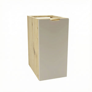 Schmaler Badezimmerschrank Orio (30 cm) mit glatter Tür in Kaschmirfarbe und Seitenteilen in Eiche Artisan, mit goldfarbenem Metallgriff und integriertem Innenregal, modernes Design für Badezimmer ohne Arbeitsplatte.