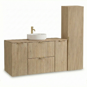 Badezimmer-Möbelset Eiche Cremona mit 120 cm Waschtischunterschrank, geriffelten Holzfronten und passendem Hochschrank im modernen Naturdesign.