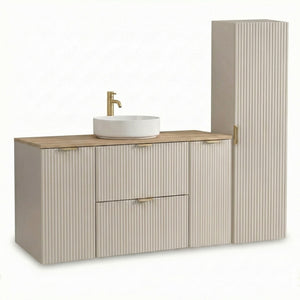 Badezimmer-Möbelset Kaschmir mit 120 cm Waschtischunterschrank, Walnussplatte und geriffelten Fronten sowie passendem Hochschrank im modernen Design.