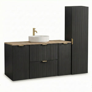 Schwarzes Badezimmer-Möbelset mit 120 cm Waschtischunterschrank, Walnussplatte und geriffelten Fronten sowie passendem Hochschrank im modernen Design.