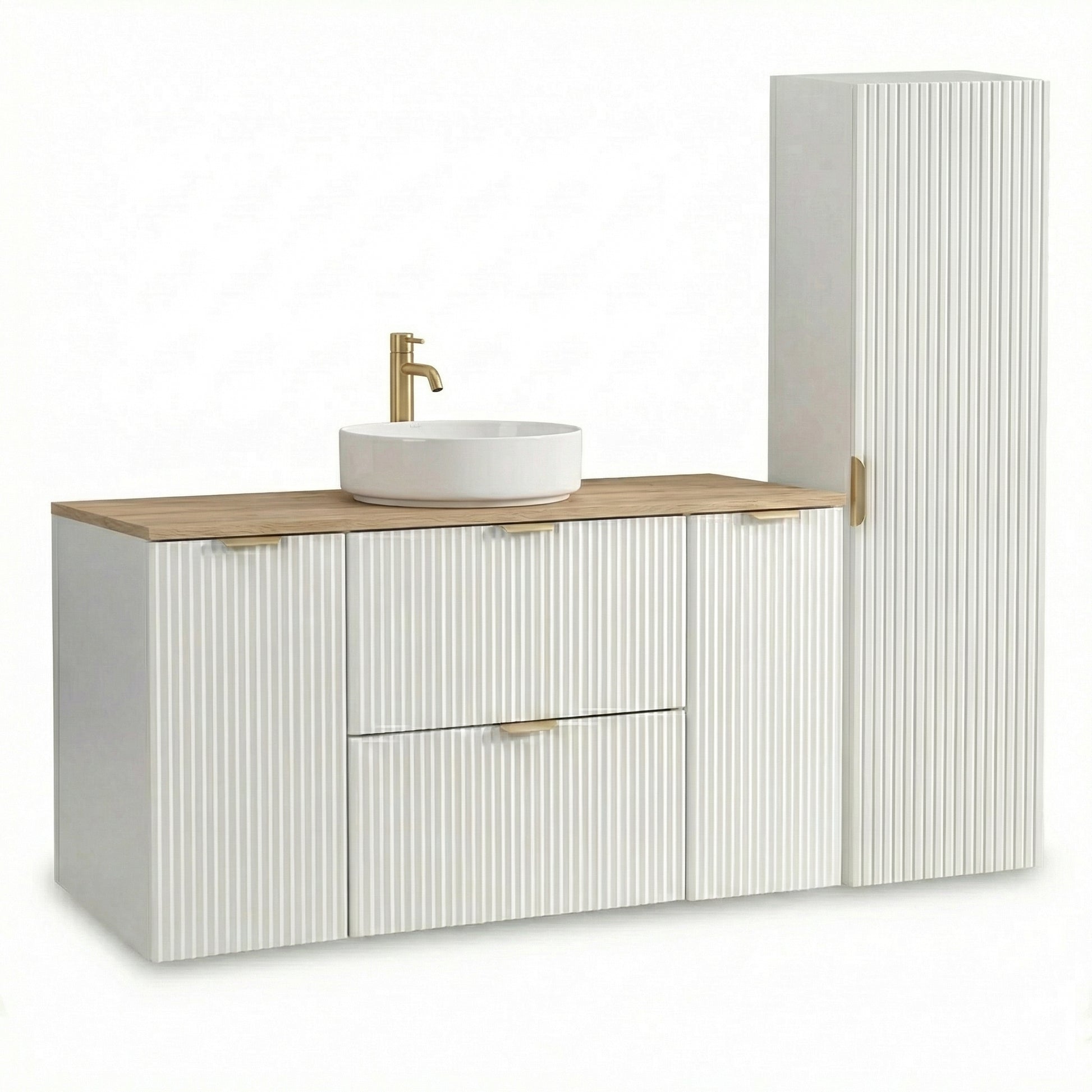 Weißes Badezimmer-Möbelset mit 120 cm Waschtischunterschrank, Walnussplatte und geriffelten Fronten sowie passendem Hochschrank im modernen Design.