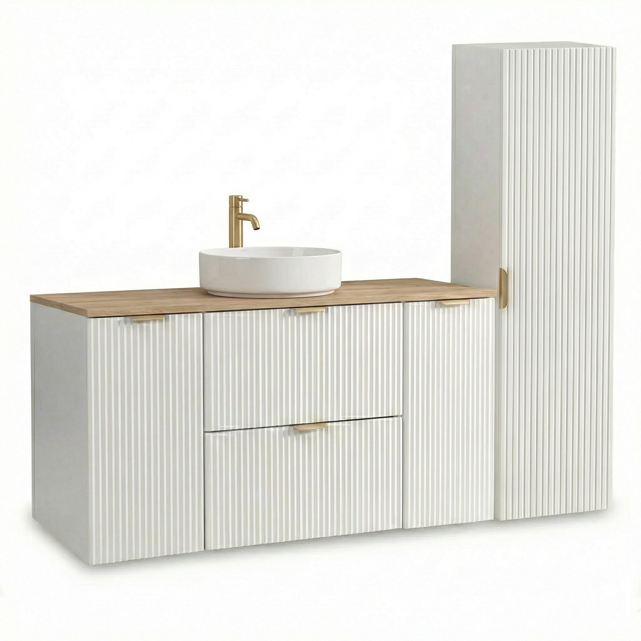 Weißes Badezimmer-Möbelset mit 120 cm Waschtischunterschrank, Walnussplatte und geriffelten Fronten sowie passendem Hochschrank im modernen Design.