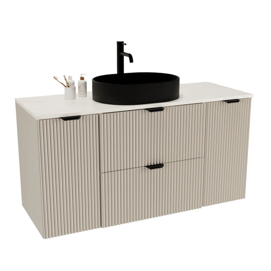 Badmöbel-Set Willy 120 cm mit Kaschmir-Riffelfront, Marmor Bianco-Platte, Waschbecken Nadia 60 cm und goldenen Griffen.