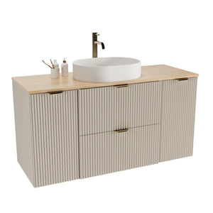 Badmöbel-Set Willy 120 cm in Kaschmir mit Walnussplatte, geriffelter Front, Waschbecken Nadia 60 cm und goldenen Griffen.