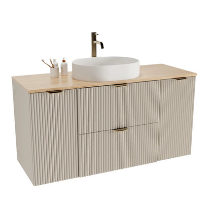 Badmöbel-Set Willy 120 cm in Kaschmir mit Walnussplatte, geriffelter Front, Waschbecken Nadia 60 cm und goldenen Griffen.