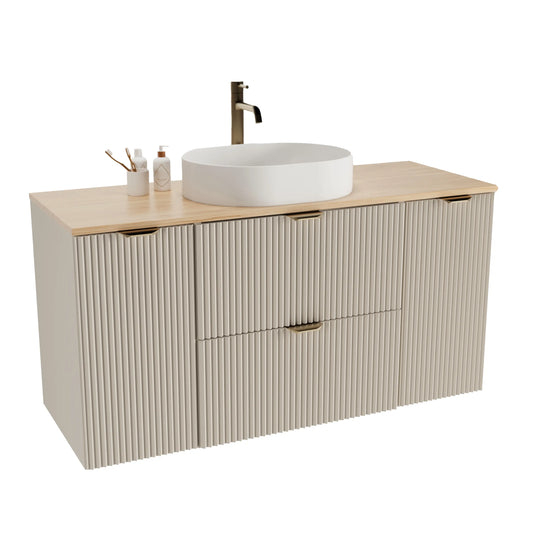 Badmöbel-Set Willy 120 cm in Kaschmir mit Walnussplatte, geriffelter Front, Waschbecken Nadia 60 cm und goldenen Griffen.