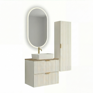 Badmöbel-Set 60 cm in Weiß mit Walnussplatte, geriffelten Fronten, Waschtischunterschrank und Bad Hochschrank im modernen Badezimmer.