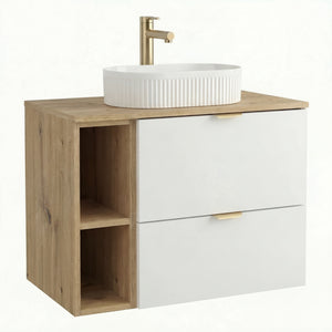 Badmöbel-Set Orio 80 cm in Weiß/Eiche Artisan mit Aufsatzwaschbecken Vanda – wandhängender Waschtischunterschrank mit zwei Soft-Close-Schubladen, dekorativen Rillen am Waschbecken und elegantem, modernen Design für helle und stilvolle Badezimmer.