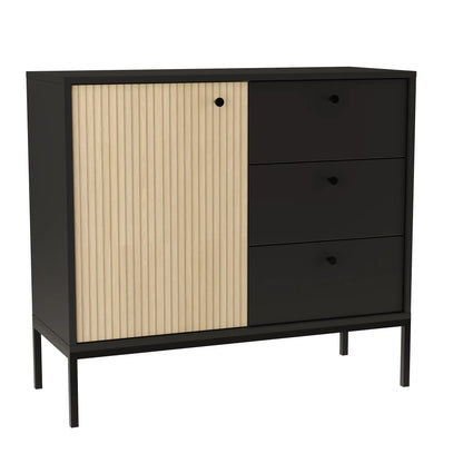 Kommode schmal 100 cm, 1 Tür, 3 Schubladen, glatte Fronten, auf einem schwarzen Metallrahmen in Schwarz/Eiche – Gaja. Diese moderne Kommode kombiniert elegantes Design mit praktischen Stauraumlösungen. Die Tür in Eiche Gaja imitiert das Aussehen von Lamellen, was ihr eine besondere, strukturierte Optik verleiht. Die 3 Schubladen mit glatten Fronten bieten ausreichend Platz für Ihre persönlichen Gegenstände. Der stabile schwarze Metallrahmen sorgt für einen industriellen Touch und erhöht die Stabilität des M