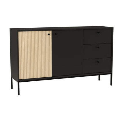 Kommode 150 cm, 2 Türen, 3 Schubladen, glatte Fronten, auf einem schwarzen Metallrahmen in Schwarz/Eiche – Gaja. Diese moderne Kommode kombiniert stilvolles Design mit praktischer Funktionalität. Zwei Türen mit glatten Fronten und drei Schubladen bieten großzügigen Stauraum für Ihre persönlichen Gegenstände. Eine der Türen ist in der Farbe Eiche Gaja gehalten und imitiert das Aussehen von Lamellen, was der Kommode eine besondere, texturierte Note verleiht. Der stabile schwarze Metallrahmen sorgt für einen i