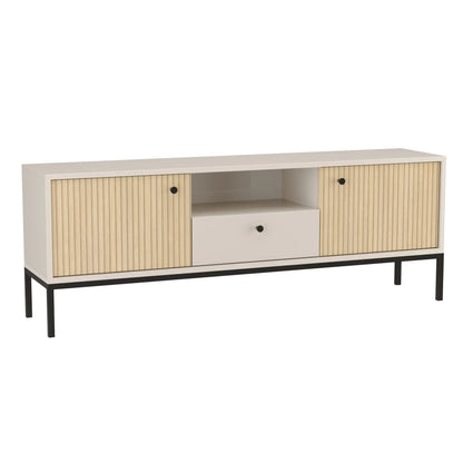 TV-Schrank 160 cm, 3 Türen, glatte Fronten, auf einem schwarzen Metallrahmen in Kaschmir/Eiche – Gaja. Dieser moderne TV-Schrank bietet drei Türen, wobei die beiden größeren Türen durch glatte Fronten gestaltet sind, die jedoch das Aussehen von Lamellen imitieren. Diese optische Täuschung sorgt für eine interessante Struktur und ein stilvolles Design. Der schwarze Metallrahmen verleiht dem Schrank Stabilität und einen industriellen Charme. Die Kombination aus dem sanften Kaschmir-Ton und der natürlichen Eic