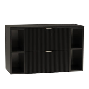 Waschtischunterschrank Willy 100 cm komplett in Schwarz mit geriffelten Fronten, zwei schwarzen Regalen, goldenen Griffen und schwarzer Arbeitsplatte.