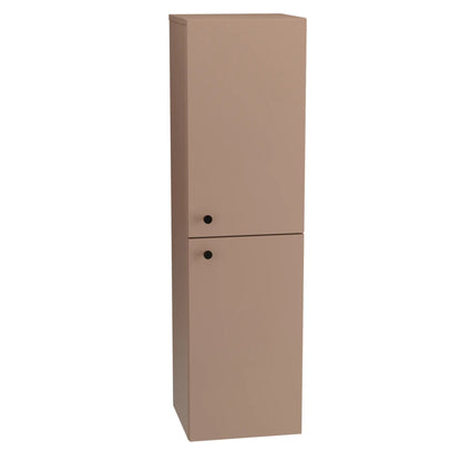 Dieser Bad Hochschrank überzeugt mit seinen modernen, glatten Fronten in einem eleganten Dunkelrosa. Die praktischen, metallischen Knopfgriffe in Form von Knöpfen ergänzen das dezente Design. Der Schrank bietet ausreichend Stauraum hinter zwei Türen und fügt sich stilvoll in jedes Badezimmer ein. Ideal für eine funktionale und gleichzeitig ästhetische Einrichtung.