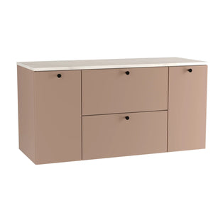 Waschtischunterschrank 120 cm mit 2 Türen und 2 Schubladen Beti - Dunkelrosa/Marmur Bianco

Dieser Waschtischunterschrank in Dunkelrosa besticht durch seine elegante Kombination aus glatten Fronten und einem edlen Marmur Bianco-Waschtisch. Der Schrank bietet großzügigen Stauraum mit zwei Türen und zwei praktischen Schubladen, die für eine ordentliche Aufbewahrung sorgen. Der Marmur Bianco-Blatt setzt einen luxuriösen Akzent und hebt das moderne Design des Schranks perfekt hervor. Die metallischen Knopfgriff