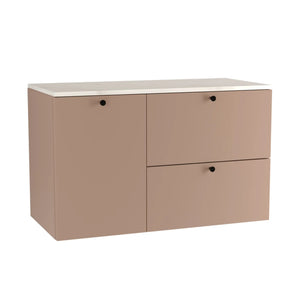 Waschtischunterschrank 100 cm, mit Wäschekorb Beti - Dunkelrosa/Marmur Bianco

Dieser Waschtischunterschrank in Dunkelrosa bietet eine perfekte Kombination aus Stil und Funktionalität. Er verfügt über zwei Schubladen und eine Tür, hinter der sich ein praktischer Wäschekorb verbirgt. Der Möbelkörper in Dunkelrosa harmoniert elegant mit dem edlen Marmur Bianco-Blatt. Die glatten Fronten und die modernen, metallischen Knopfgriffe runden das Design ab und verleihen dem Schrank eine zeitlose Eleganz. Ideal für j