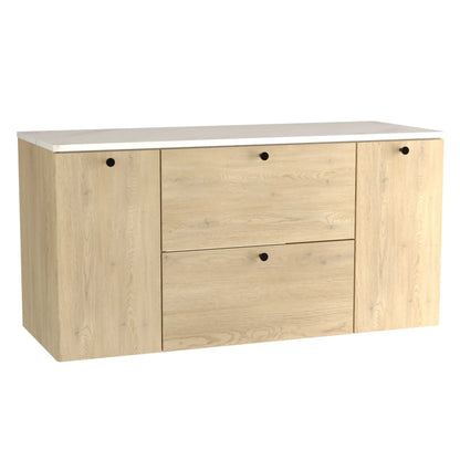 Waschtischunterschrank 120 cm Beti – mit 2 Türen und 2 Schubladen, in der Kombination aus Eiche Cremona und Marmur Bianco. Der Schrank überzeugt durch glatte Fronten in Eiche Cremona, die für eine warme und moderne Ausstrahlung sorgen. Der Korpus und die Fronten sind in einem eleganten Eiche Cremona gehalten, während die großzügige Marmur Bianco Arbeitsplatte dem Möbelstück eine edle und luxuriöse Note verleiht. Die zwei Türen und zwei Schubladen bieten ausreichend Stauraum für Ihre Badezimmerutensilien und