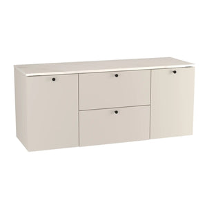 Waschtischunterschrank 140 cm, mit 2 Wäschekörben Beti - Kaschmir/Marmur Bianco

Dieser Waschtischunterschrank in elegantem Kaschmir-Farbton kombiniert ästhetisches Design mit praktischer Funktionalität. Der Schrank bietet zwei integrierte Wäschekörbe hinter den Türen, die eine ordentliche Aufbewahrung der Wäsche ermöglichen. Das edle Marmur Bianco-Blatt ergänzt das Design mit einem luxuriösen Touch und setzt einen stilvollen Akzent. Die glatten Fronten und modernen, metallischen Knopfgriffe runden das Gesa