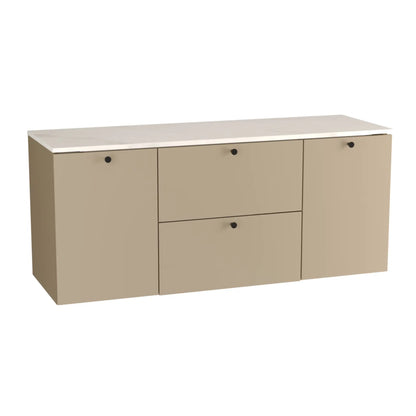 Waschtischunterschrank 140 cm, mit 2 Wäschekörben Beti - Cappuccino/Marmur Bianco

Dieser stilvolle Waschtischunterschrank in edlem Cappuccino-Farbton kombiniert modernes Design mit hoher Funktionalität. Er verfügt über zwei integrierte Wäschekörbe hinter den Türen, die eine praktische und ordentliche Wäscheaufbewahrung ermöglichen. Die glatten Fronten sorgen für eine elegante Optik, während das luxuriöse Marmur Bianco-Blatt einen harmonischen Akzent setzt. Abgerundet wird das Design durch moderne, metallis