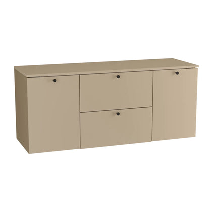 Waschtischunterschrank 140 cm, mit 2 Wäschekörben Beti - Cappuccino

Dieser elegante Waschtischunterschrank in warmem Cappuccino-Ton vereint modernes Design mit hoher Funktionalität. Er verfügt über zwei integrierte Wäschekörbe hinter den Türen, die eine praktische und diskrete Aufbewahrung ermöglichen. Die glatten Fronten verleihen dem Schrank eine stilvolle Optik, während die metallischen Knopfgriffe für einen edlen Akzent sorgen. Ideal für größere Badezimmer, bietet dieser Unterschrank sowohl großzügigen