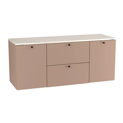 Waschtischunterschrank 140 cm, mit Wäschekörben Beti - Dunkelrosa/Marmur Bianco

Dieser großzügige Waschtischunterschrank in Dunkelrosa bietet viel Stauraum und Funktionalität. Er ist mit zwei Schubladen und einer Tür ausgestattet, hinter der sich zwei Wäschekörbe zur praktischen Aufbewahrung Ihrer Wäsche befinden. Das elegante Marmur Bianco-Blatt ergänzt das Design perfekt und setzt einen luxuriösen Akzent. Die glatten Fronten und modernen, metallischen Knopfgriffe verleihen dem Schrank ein stilvolles und 