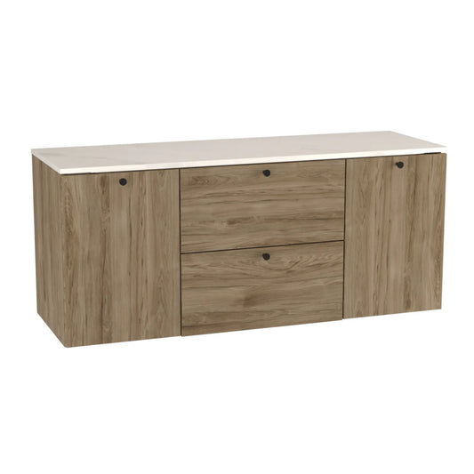 Waschtischunterschrank 140 cm, mit 2 Wäschekörben Beti - Walnuss Dunkel/Marmur Bianco

Dieser elegante Waschtischunterschrank in edler Walnuss-Dunkel-Optik kombiniert modernes Design mit hoher Funktionalität. Er verfügt über zwei integrierte Wäschekörbe hinter den Türen, die eine diskrete und praktische Aufbewahrung ermöglichen. Das luxuriöse Marmur Bianco-Blatt setzt einen stilvollen Akzent und verleiht dem Möbelstück eine hochwertige Note. Die glatten Fronten und die metallischen Knopfgriffe runden das ze