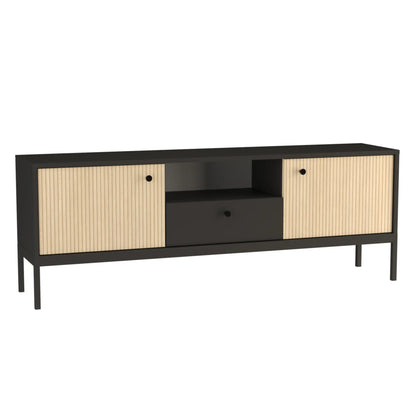 TV-Schrank 160 cm, 3 Türen, glatte Fronten, auf einem schwarzen Metallrahmen in Schwarz/Eiche – Gaja. Dieser elegante TV-Schrank kombiniert modernes Design mit praktischer Funktionalität. Die drei Türen mit glatten Fronten bieten großzügigen Stauraum für Ihre Unterhaltungselektronik und Zubehör. Zwei größere Türen imitieren durch ihre glatte Struktur das Aussehen von Lamellen und verleihen dem Schrank einen besonderen visuellen Effekt. Der stabile schwarze Metallrahmen sorgt für einen industriellen Look und