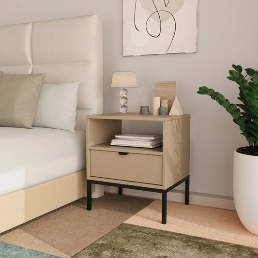 Nachttisch Aura in Cappuccino mit einer Schublade, Ablagefläche und schwarzem Metallrahmen, ideal für moderne Schlafzimmer.