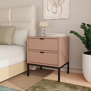 Nachttisch Aura Dunkelrosa mit 2 Schubladen, schwarzem Metallrahmen und schwarzen Metallgriffen, elegantes Design für stilvolle Schlafzimmer.