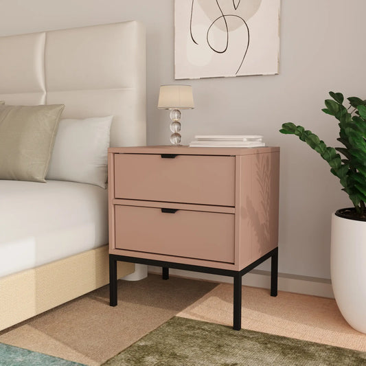 Nachttisch Aura Dunkelrosa mit 2 Schubladen, schwarzem Metallrahmen und schwarzen Metallgriffen, elegantes Design für stilvolle Schlafzimmer.