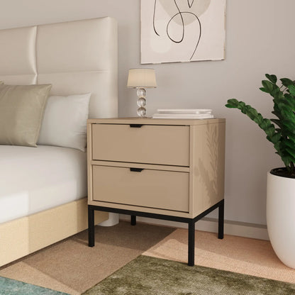 Nachttisch Aura Cappuccino mit 2 Schubladen, schwarzem Metallrahmen und schwarzen Metallgriffen, modernes Design für stilvolle Schlafzimmer.