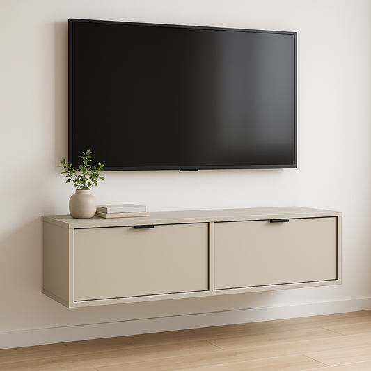 TV-Schrank 140 cm breit aus der Serie Aura – elegante, glatte Fronten in edlem Kaschmir-Ton, in schwebender Optik mit schwarzen Metallgriffen. Modernes, minimalistisches Design, das Ihrem Wohnzimmer eine stilvolle und luftige Atmosphäre verleiht.