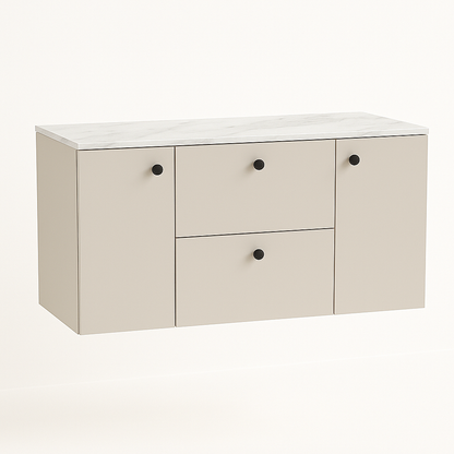 Waschtischunterschrank 120 cm in Kaschmir mit Marmor Bianco Platte – Modell Beti mit 2 Türen und 2 Schubladen, moderner Badunterschrank in elegantem Beige mit weißer Marmor-Waschtischplatte.
