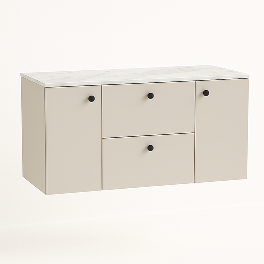 Waschtischunterschrank 120 cm in Kaschmir mit Marmor Bianco Platte – Modell Beti mit 2 Türen und 2 Schubladen, moderner Badunterschrank in elegantem Beige mit weißer Marmor-Waschtischplatte.