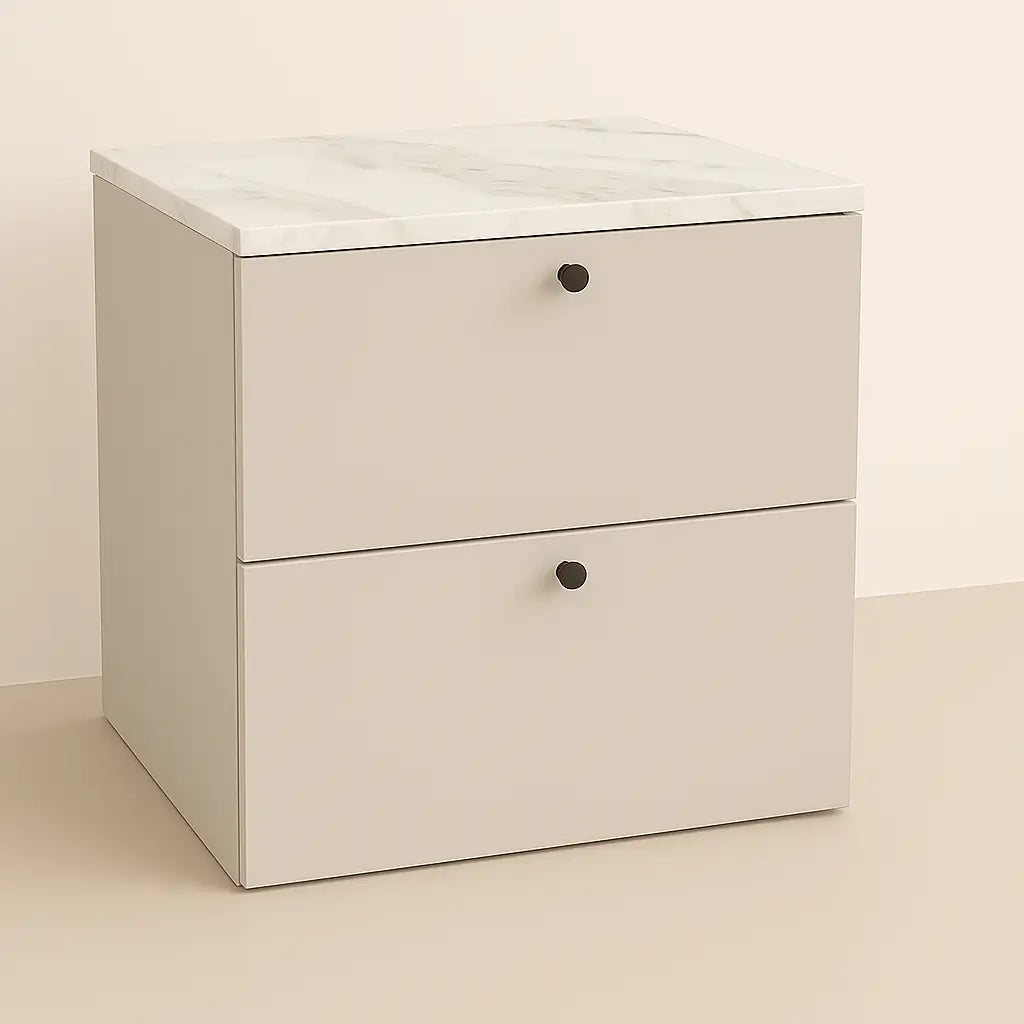 Waschtischunterschrank Beti 60 cm in Kaschmir mit glatten Fronten und Waschbeckenplatte in Marmor Bianco – elegantes, modernes Badmöbel.